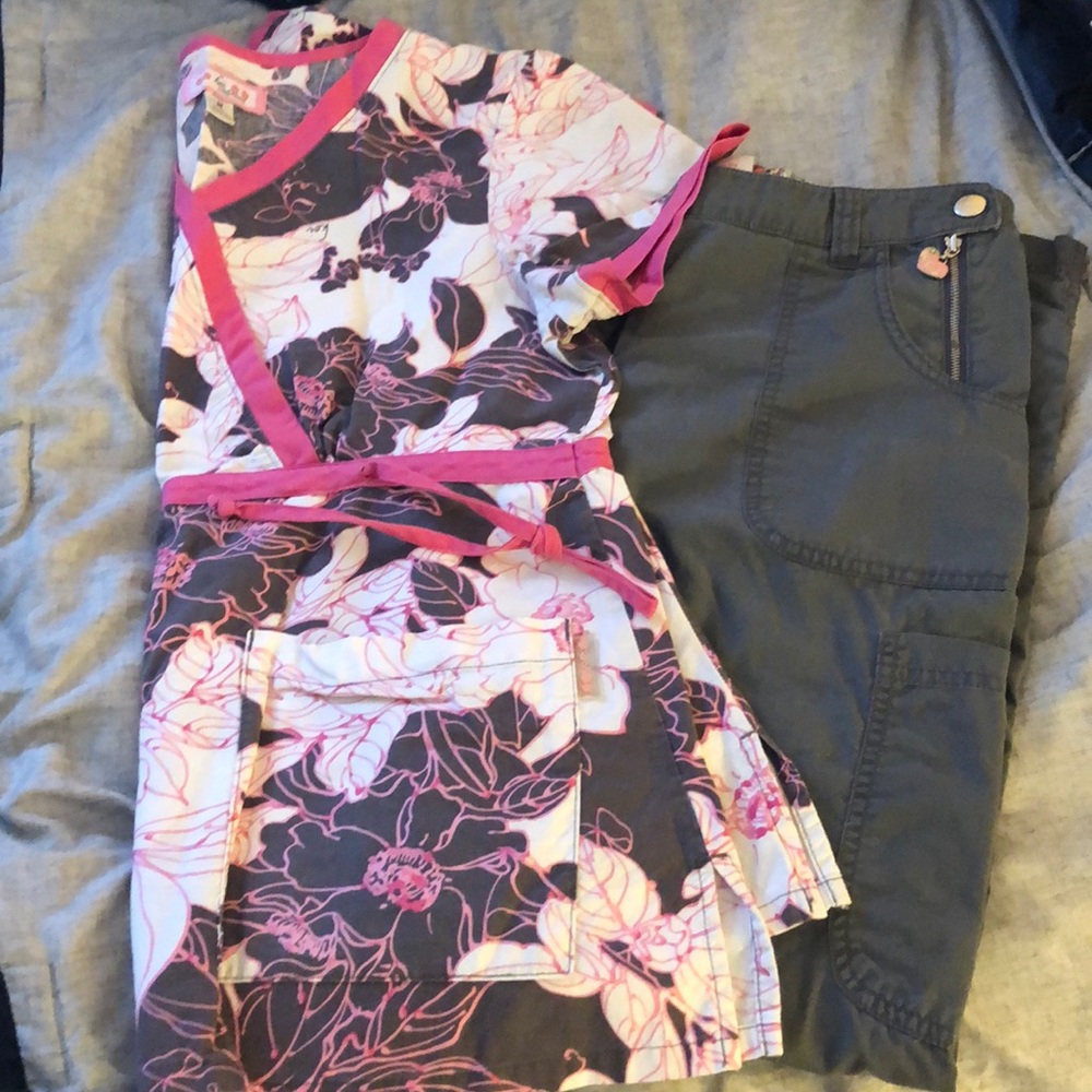 Koi pink/gray floral scrub set
